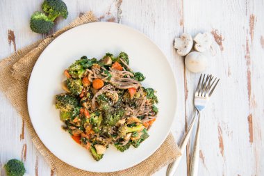 Soba (buğday) noodle sebzeli salata 