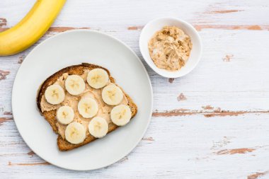 Kepekli ekmek ile fıstık ezmesi ve muzlu tost