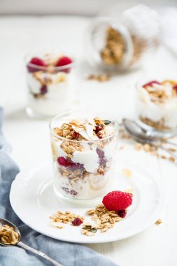 Sağlıklı enerji artırma Granola ve yoğurt Kahvaltı 