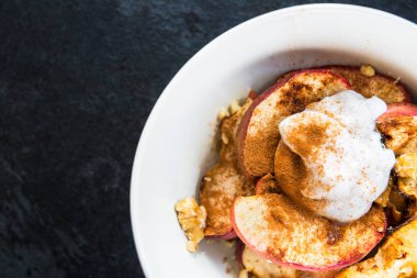 Haşlanmış Apple tarçın ile sağlıklı Snack