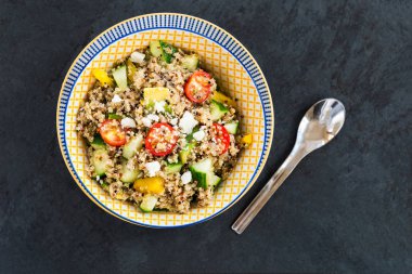 Quinoa ve taze sebze