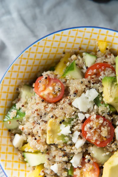 Quinoa und frisches Gemüse — Stockfoto