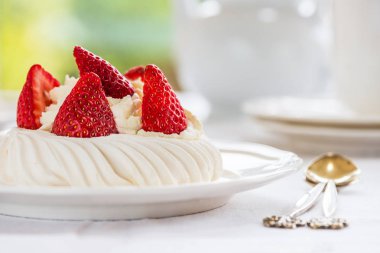Mini taze çilek ile Pavlova beze pasta