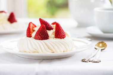 Mini taze çilek ile Pavlova beze pasta