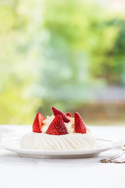 Mini Pavlova torta di meringa con fragole fresche — Foto Stock