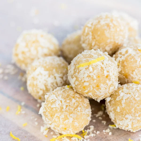 Truffes végétaliennes crues à la noix de coco et au citron maison — Photo