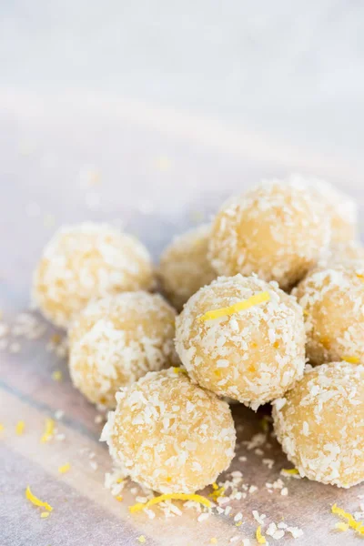 Truffes végétaliennes crues à la noix de coco et au citron maison — Photo