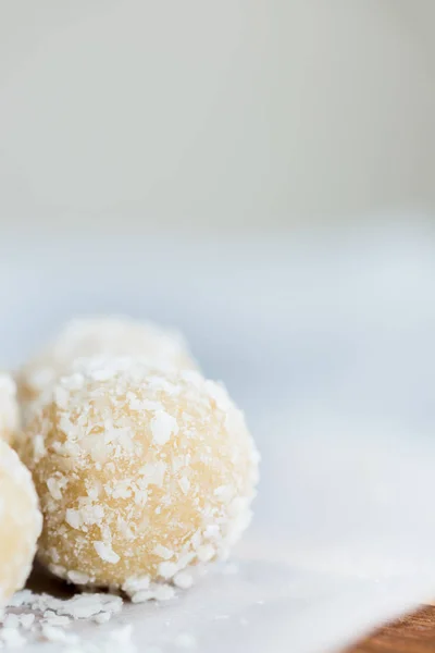 Truffes végétaliennes crues à la noix de coco et au citron maison — Photo