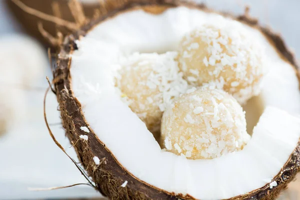Noce di cocco vegana cruda fatta in casa e tartufi di limone — Foto Stock