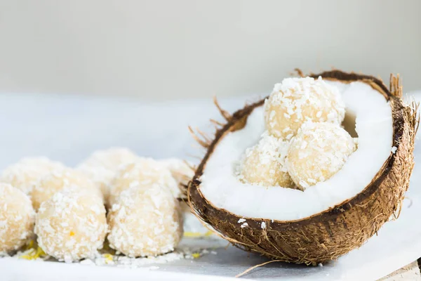 Trufas veganas crudas de coco y limón en la cáscara de coco —  Fotos de Stock