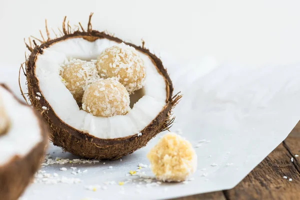 Truffes végétaliennes crues à la noix de coco et au citron dans la noix de coco — Photo