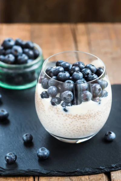 Sobremesa saudável leve, Pudim, de sementes de Chia em leite de amêndoa — Fotografia de Stock