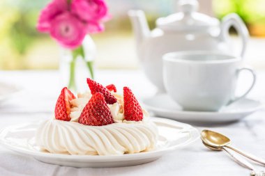 Mini taze çilek ile Pavlova beze pasta