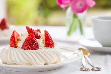 Mini taze çilek ile Pavlova beze pasta