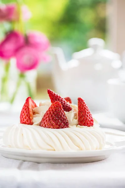 Mini Pavlova torta di meringa con fragole fresche — Foto Stock