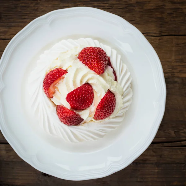 Mini Pavlova torta di meringa con fragole fresche — Foto Stock