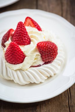 Mini taze çilek ile Pavlova beze pasta