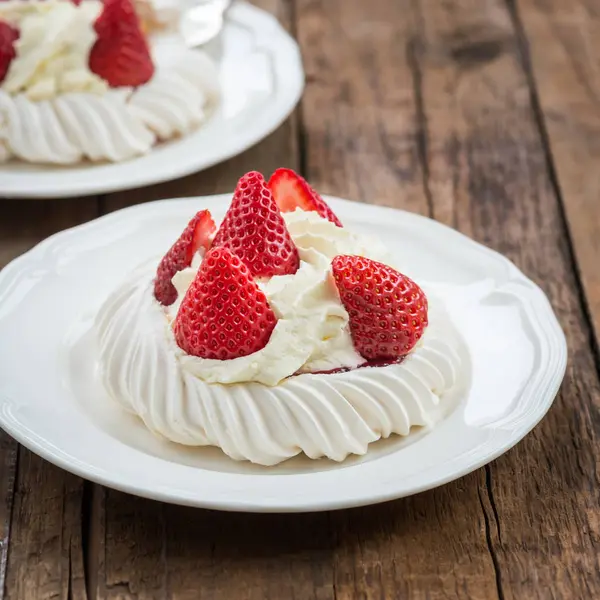 Mini Pavlova torta di meringa con fragole fresche — Foto Stock