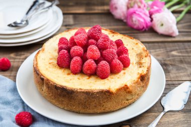 Ahududu ile ev yapımı vanilyalı Cheesecake