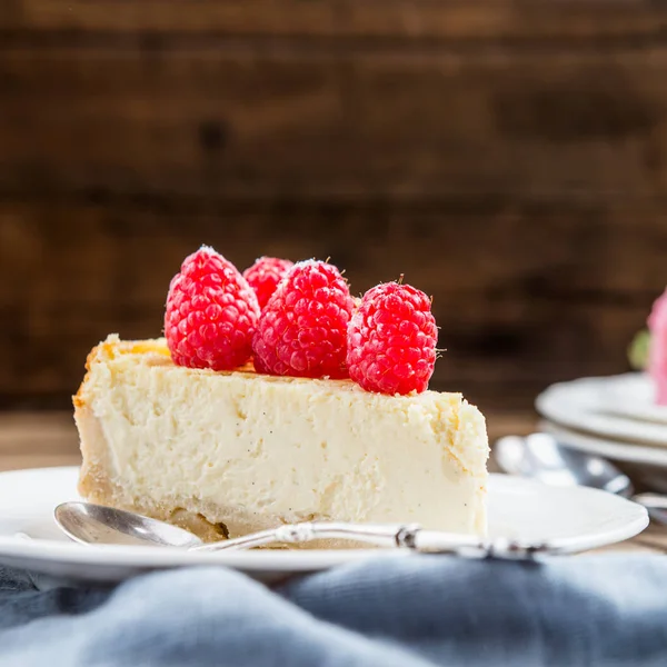 Torta alla vaniglia fatta in casa con lamponi — Foto Stock