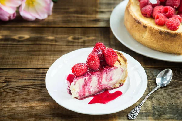 Zelfgemaakte vanille Cheesecake met frambozen — Stockfoto