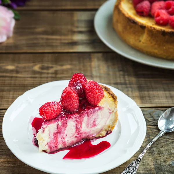Zelfgemaakte vanille Cheesecake met frambozen — Stockfoto