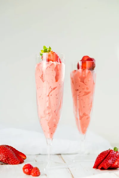 Domácí jahodová zmrzlina podává ve dvou flétny — Stock fotografie