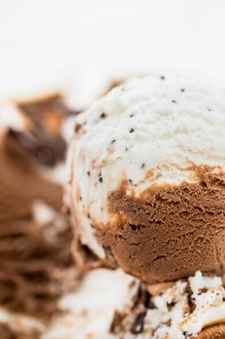 Vanilyalı ve çikolatalı dondurma kaşık