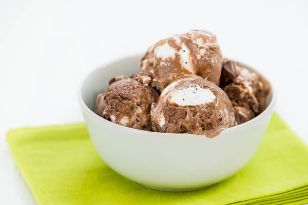 Helados de vainilla y chocolate en tazón — Foto de Stock