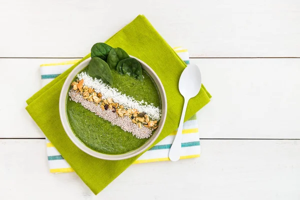 Завтрак Детокс зеленый смузи из банана и шпината — стоковое фото