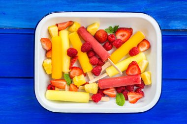 Parlak buz çubuklu dondurmayı yapılan limon, ananas, çilek