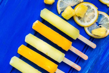 Parlak buz çubuklu dondurmayı yapılan limon, ananas, çilek