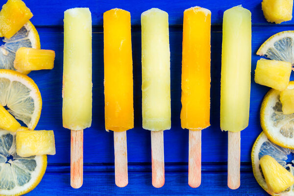 Яркие ледяные эскимо из лимона, ананаса, ягод

