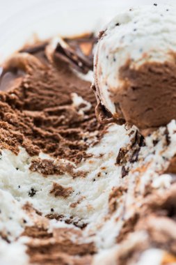 Vanilyalı ve çikolatalı dondurma.
