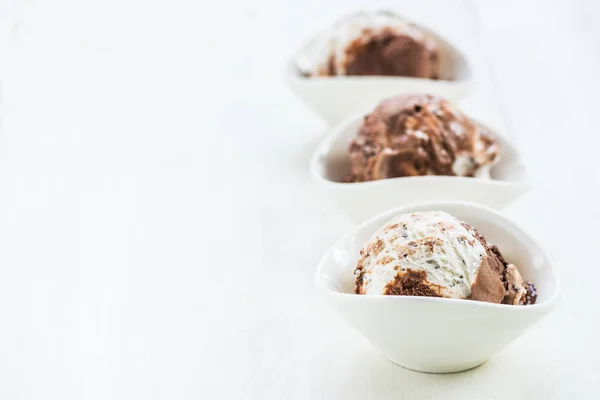 Helado de vainilla y chocolate — Foto de Stock