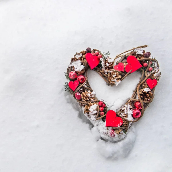 Juldekoration i snöig skog — Stockfoto