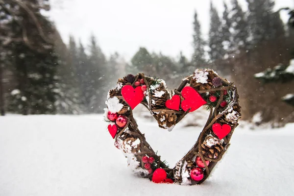 Vánoční dekorace v Snowy Forest — Stock fotografie
