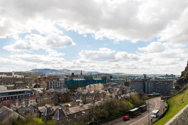 Pohled do ulic v Edinburghu, Skotsko — Stock fotografie