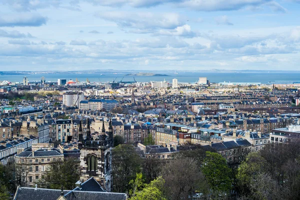 Město pohled na domy z kopce v Edinburghu, Skotsko — Stock fotografie