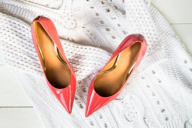 Stiletto ayakkabı veya yüksek topuklu ve beyaz kazak