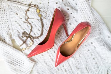 Stiletto ayakkabı veya yüksek topuklu ve beyaz kazak