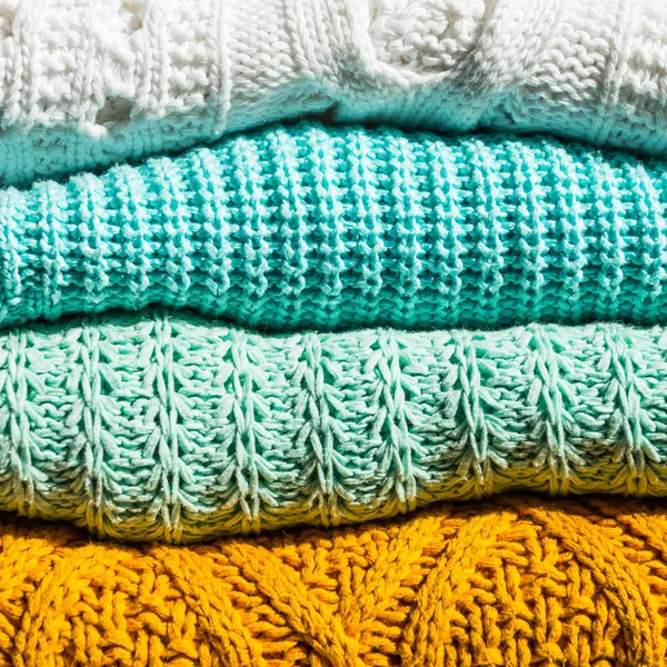 Pilha de algodão acolhedor camisolas de malha — Fotografia de Stock