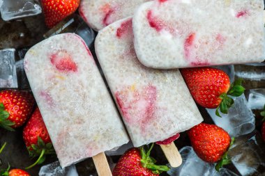 Chia tohum ve Hindistan cevizi sütü ile çilek Popsicles