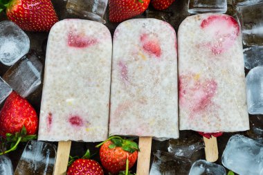 Chia tohum ve Hindistan cevizi sütü ile çilek Popsicles