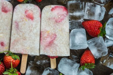 Chia tohum ve Hindistan cevizi sütü ile çilek Popsicles