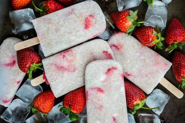 Aardbei ijslollys met Chia zaden en kokosmelk — Stockfoto