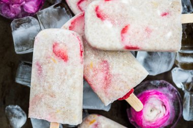 Chia tohum ve Hindistan cevizi sütü ile çilek Popsicles 