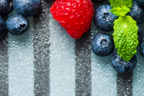 Taze çilek böğürtlen, ahududu ve St gibi çeşitli