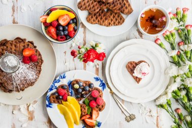 Kahvaltıda ev yapımı çikolatalı gözleme ve Berr ile ayarla tablo