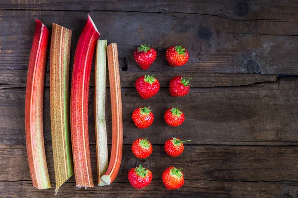 Stukjes gesneden rabarber en aardbeien — Stockfoto